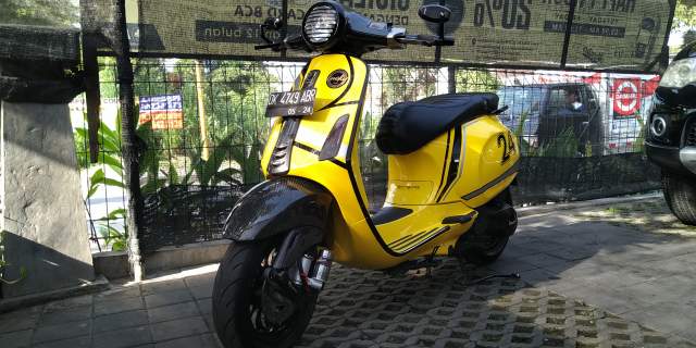Motor Vespa Warna Kuning
