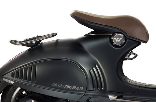 Harga Vespa 946 Emporio Armani 2019
