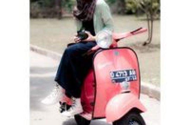 Wanita Berhijab Naik Vespa
