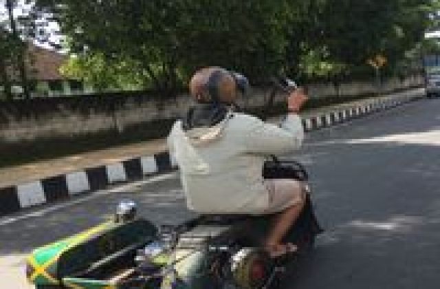 Vespa Boncengan Samping
