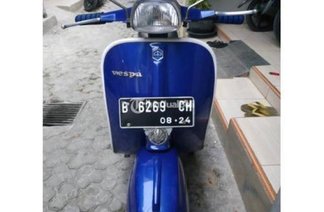 Vespa Biru Malam
