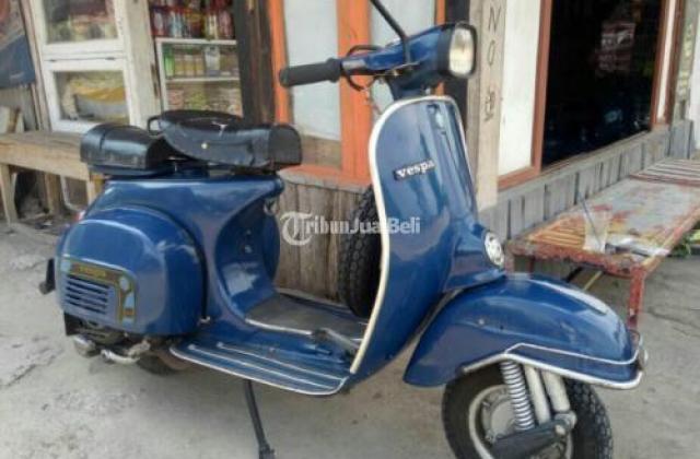 Vespa Biru Tua
