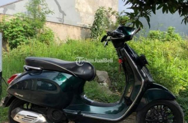 Vespa Warna Hijau Botol
