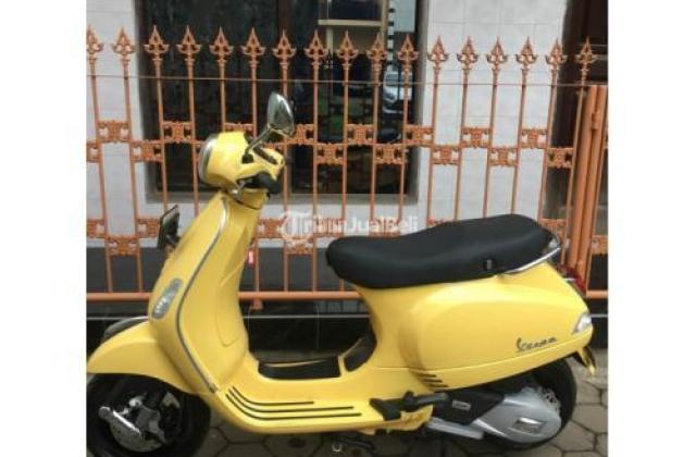 Vespa Warna Kuning

