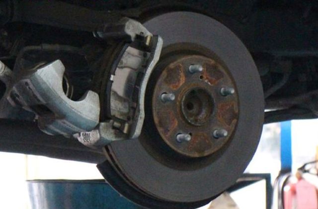 Apa Penyebab Terjadinya Piston Pada Rem Cakram Macet
