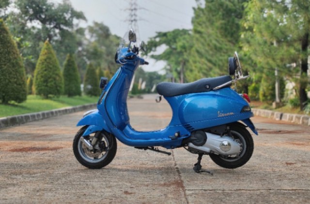 Vespa Warna Biru Langit
