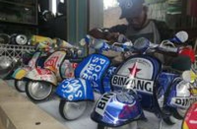 Kerajinan Vespa Dari Kaleng Bekas
