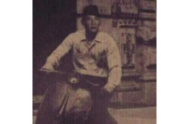 Soekarno Naik Vespa
