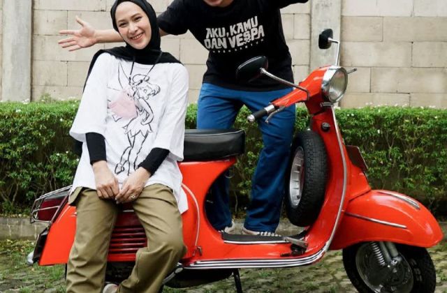 Vespa Couple
