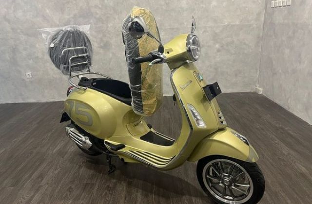 Vespa Primavera 75th Anniversary Edition
