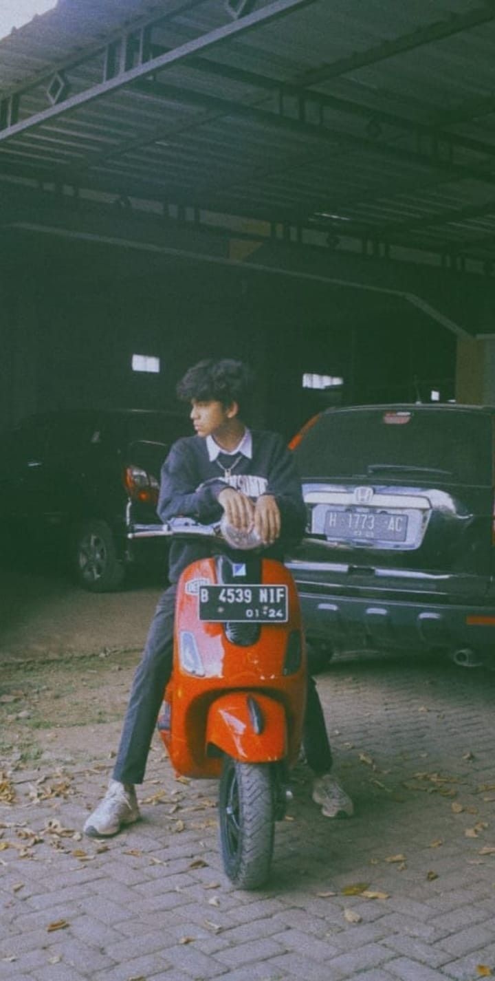 Cowok Vespa Ganteng
