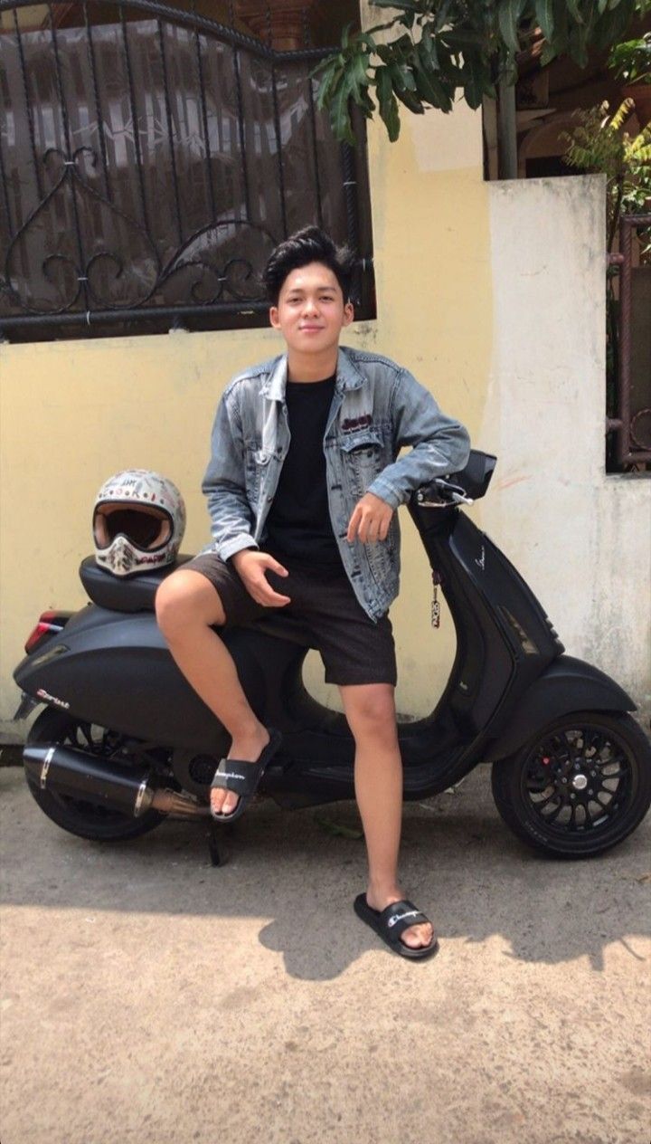 Cowok Naik Vespa Matic
