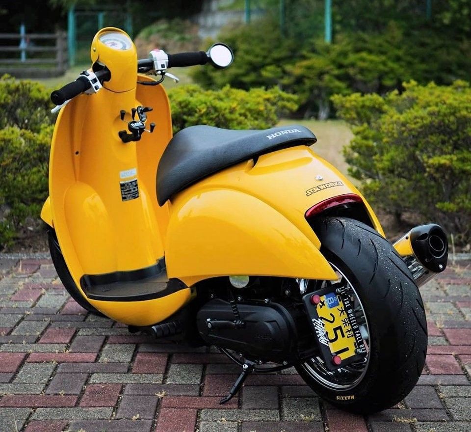 Vespa Kuning Matic
