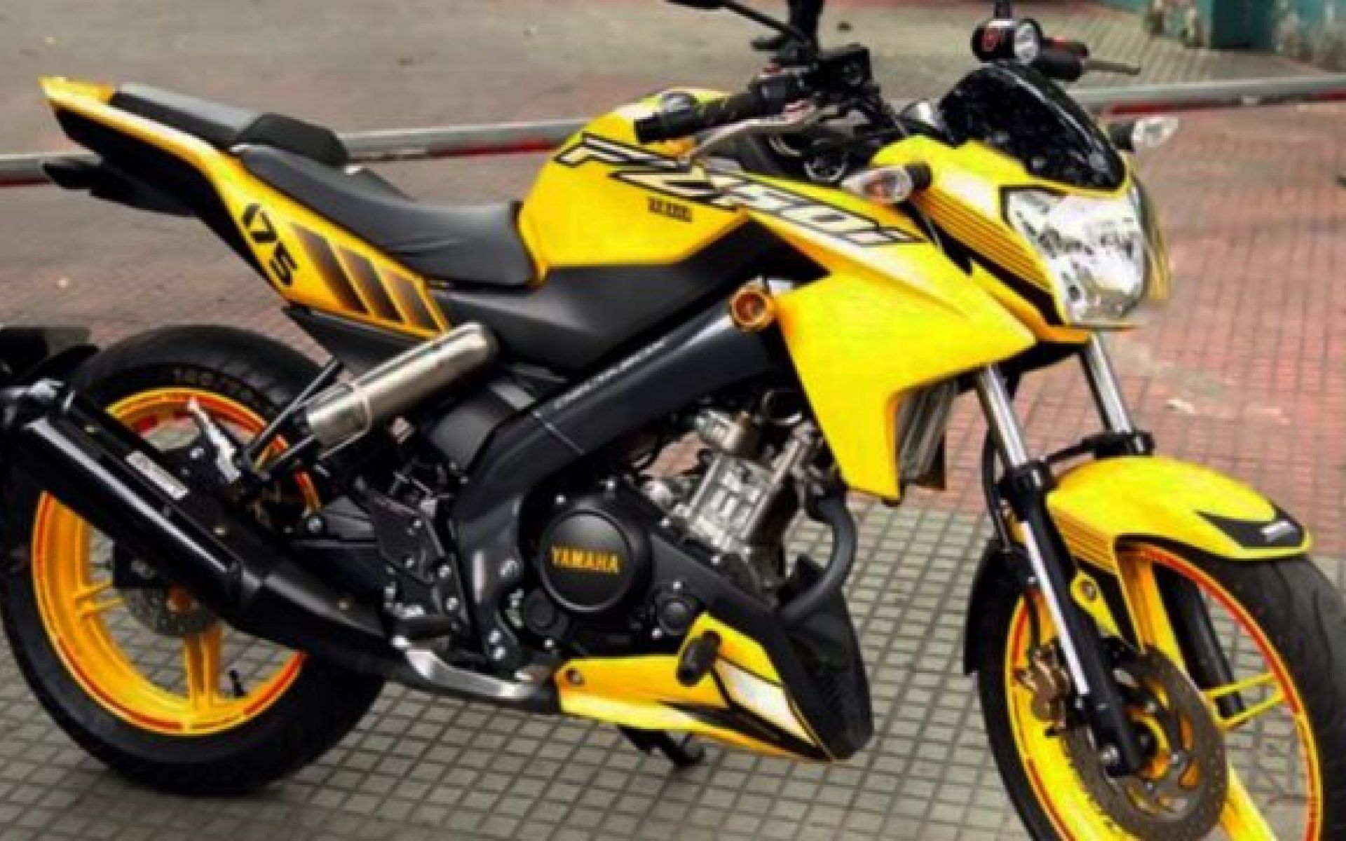 Modifikasi Yamaha New Vixion Warna Hitam
