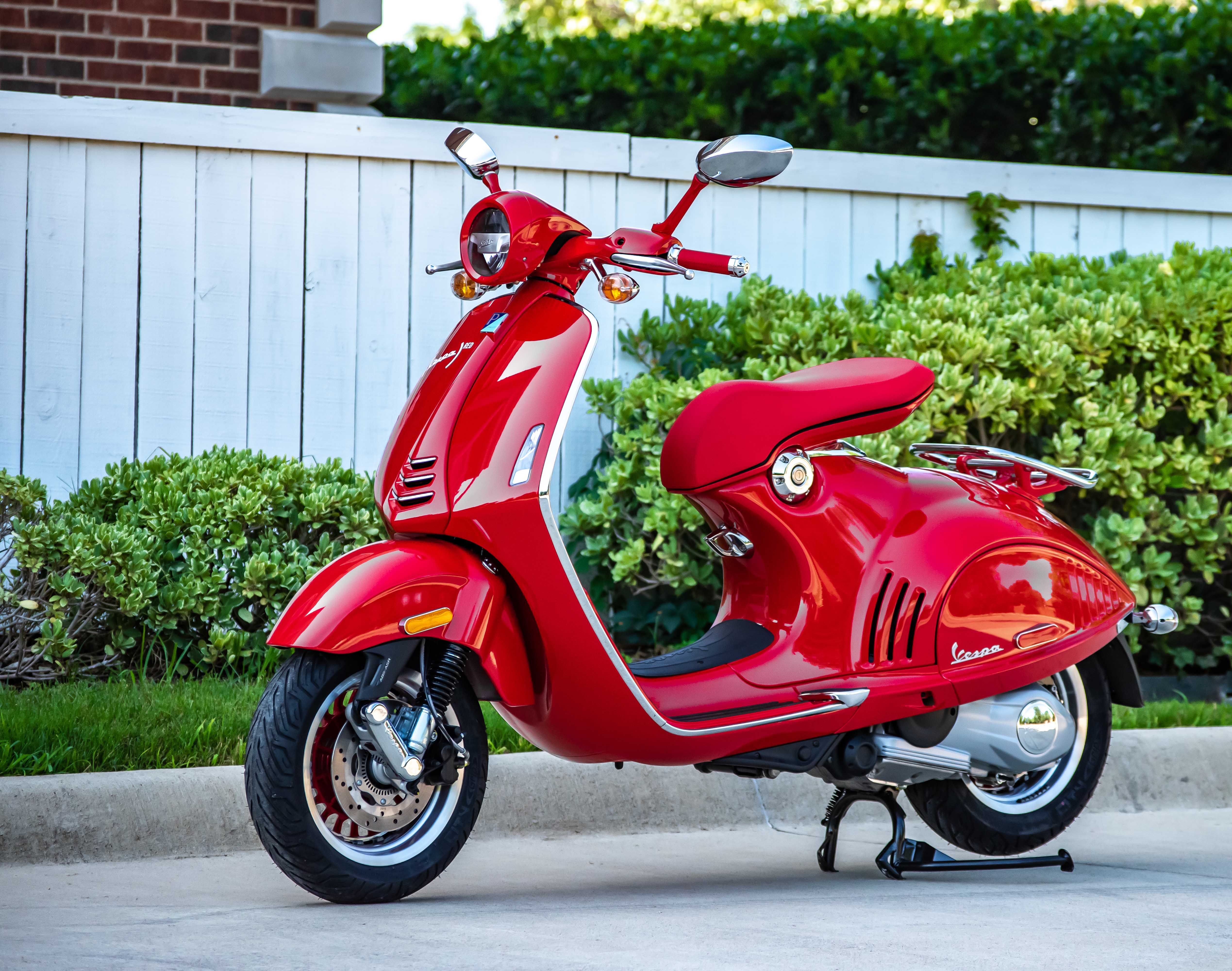 Vespa 946 Red Harga
