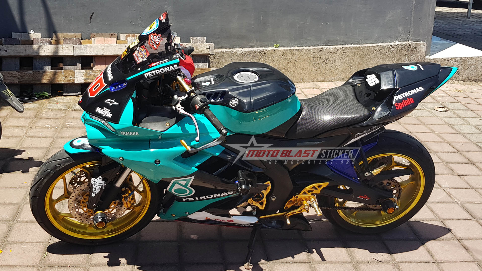 Modifikasi Yamaha R15 V2
