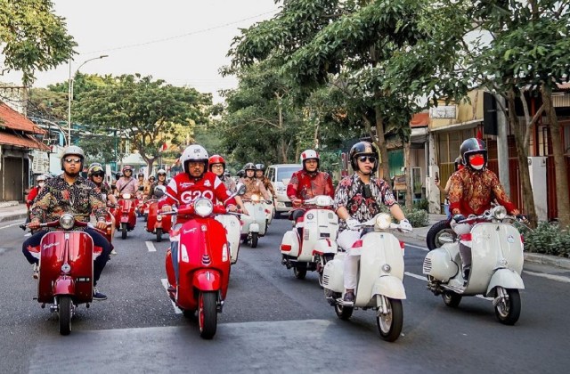 Vespa Merah Marun
