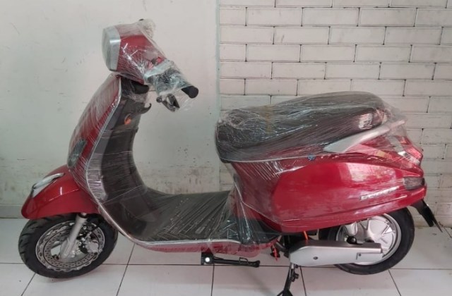 Vespa Merah Metalik
