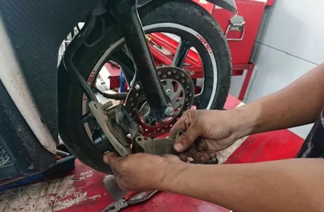 Langkah Langkah Mengganti Kampas Rem Depan Motor
