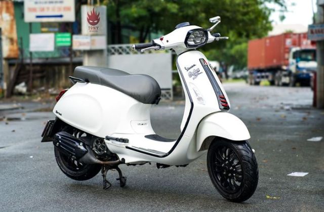 Vespa Sprint Putih
