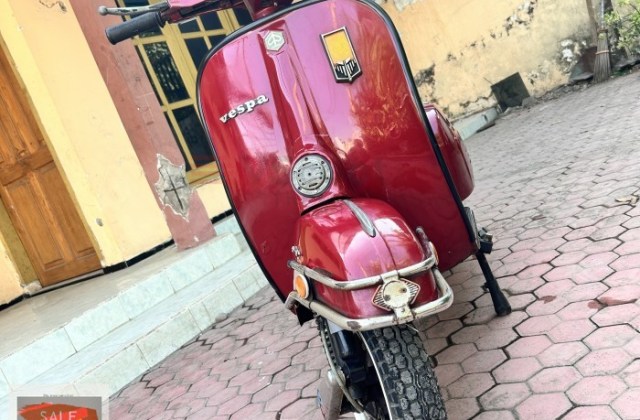 Vespa Super Merah
