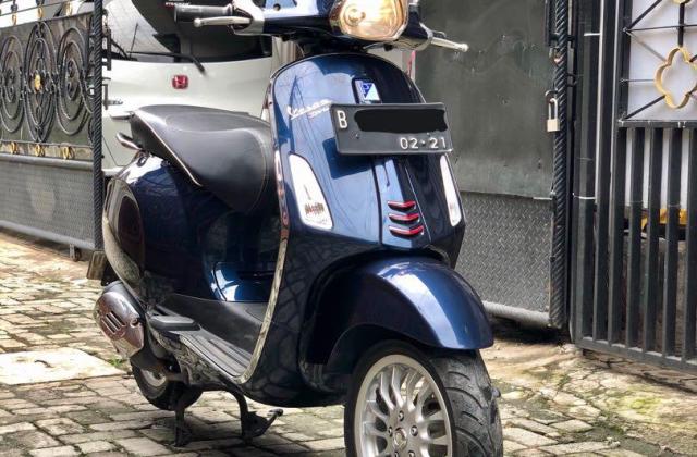 Vespa Sprint Biru Dongker
