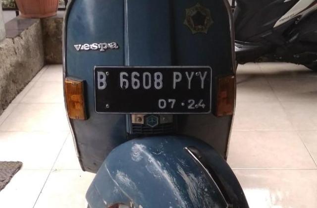 Vespa Warna Biru Malam
