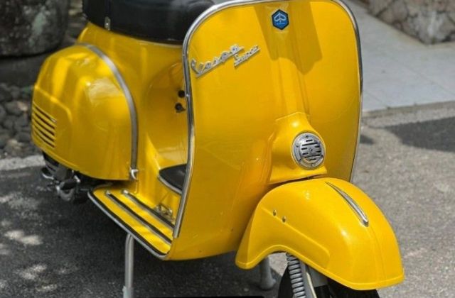 Vespa Super Kuning
