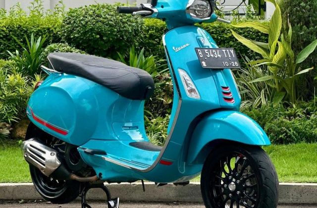 Vespa Warna Biru Candy
