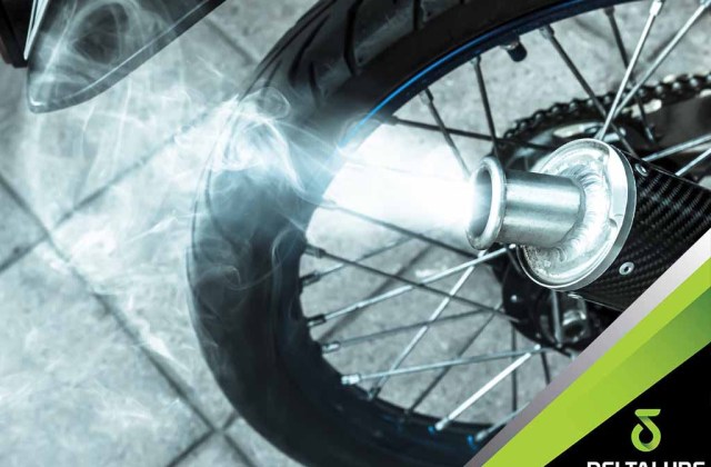 Ciri Motor 2-tak Kurang Oli Samping
