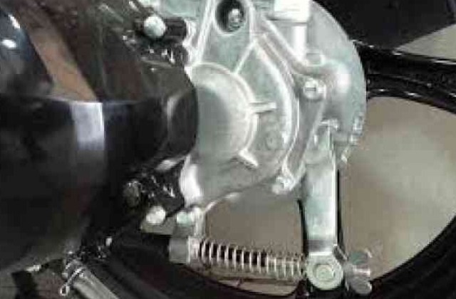 Apa Penyebab Rem Belakang Motor Lengket
