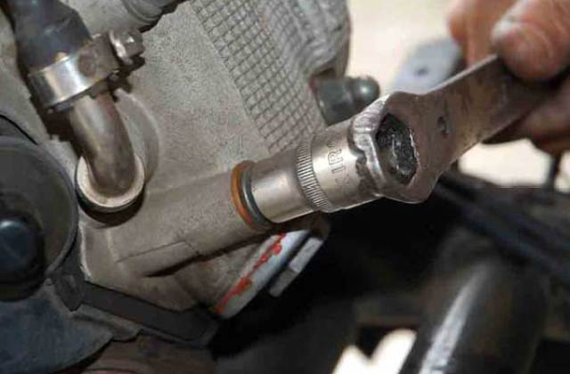 Cara Mengatasi Knalpot Nembak Saat Turun Gas
