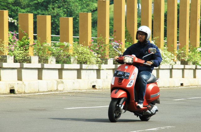 Tinggi 150 Naik Vespa
