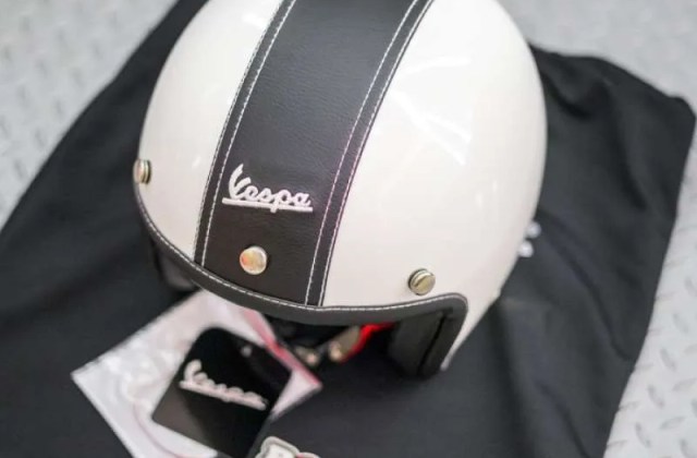 Helm Bawaan Vespa Matic
