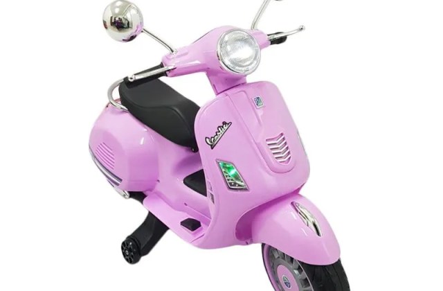 Motor Vespa Warna Pink
