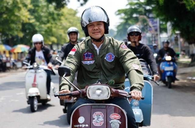 Naif Naik Vespa Keliling Kota
