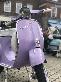 Vespa Ungu Pastel
