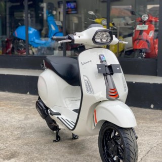 Vespa Sprint 150 Putih
