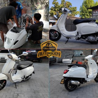 Vespa Sprint 150 Putih
